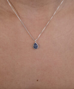 Modelo Feminina usando Choker Sodalita Oval em prata 925