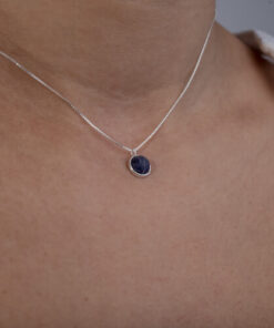 Modelo Feminina usando Choker Sodalita em prata 925