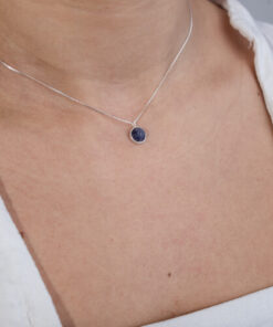 Modelo Feminina usando Choker Sodalita em prata 925