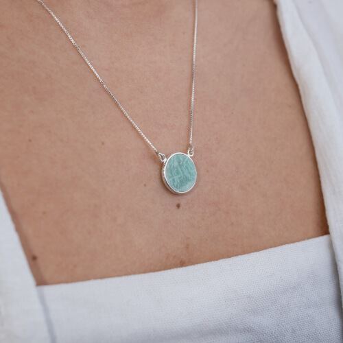 Modelo Feminina usando Colar Amazonita em prata 925