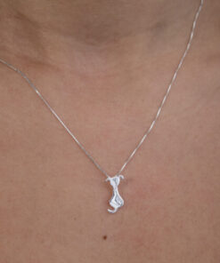 Modelo Feminina usando Colar Cachorrinho em prata 925