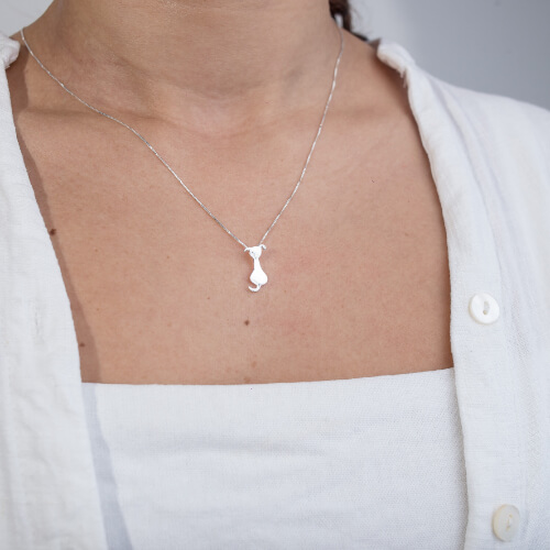 Modelo Feminina usando Colar Cachorrinho em prata 925
