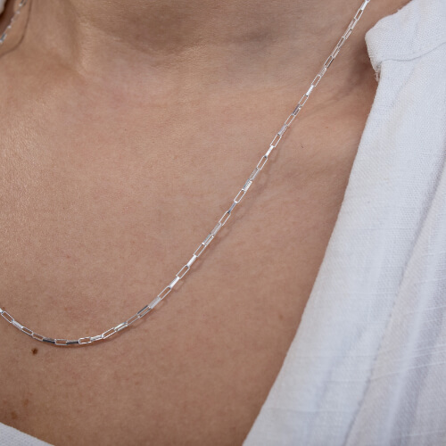 Modelo feminina usando Colar Cadeado de prata 925