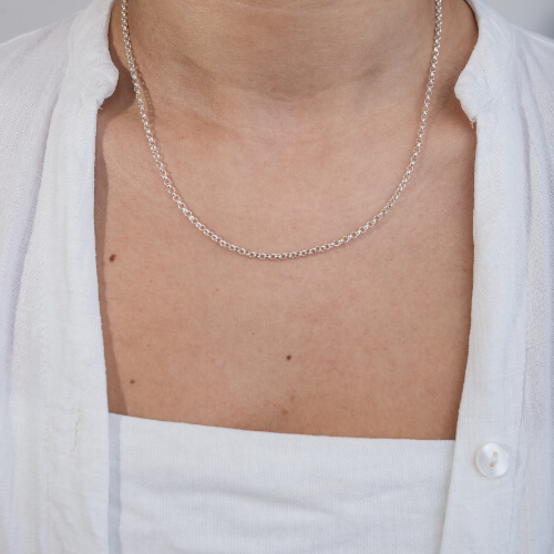 Modelo feminina usando Colar Elo Portugues de prata 925