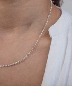 Modelo feminina usando Colar Elo Portugues de prata 925