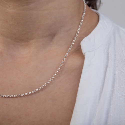 Modelo feminina usando Colar Elo Portugues de prata 925