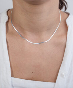 Modelo feminina usando Colar Fita laminada de prata 925