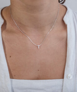 Modelo feminina usando um Colar com letra T