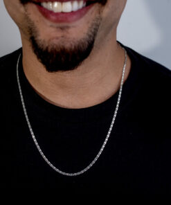 Modelo masculino usando cordão Piastrine de prata 925 com camisa preta