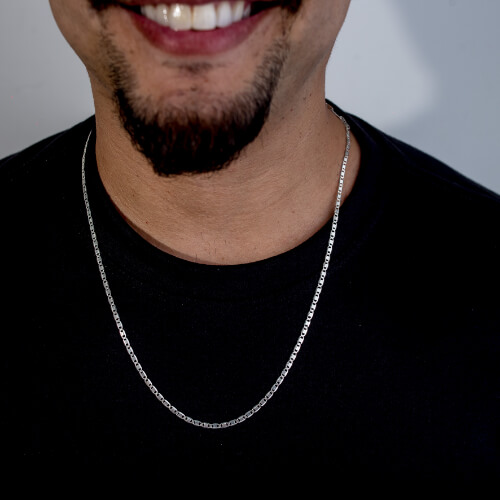 Modelo masculino usando cordão Piastrine de prata 925 com camisa preta