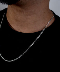 Modelo masculino usando cordão Piastrine de prata 925 com camisa preta