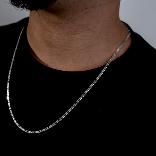 Modelo masculino usando cordão Piastrine de prata 925 com camisa preta