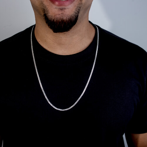 Modelo masculino usando cordão Piastrine de prata 925 com camisa preta