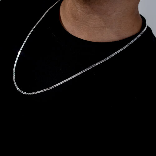 Modelo masculino usando cordão Piastrine de prata 925 com camisa preta