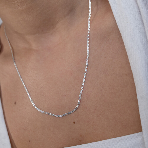 Modelo feminina usando colar Piastrine de prata 925