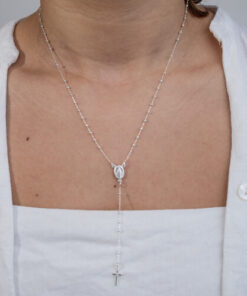 Modelo feminina usando Colar Terço de prata 925