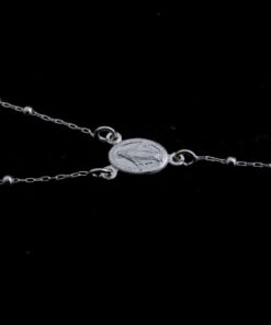 Modelo feminina usando Colar Terço de prata 925 com fundo preto