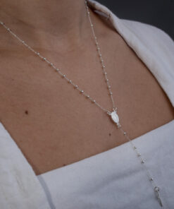 Modelo feminina usando Colar Terço de prata 925