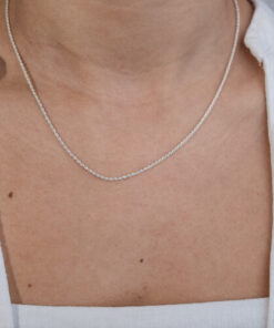 Modelo feminina usando um colar baiano em prata 925