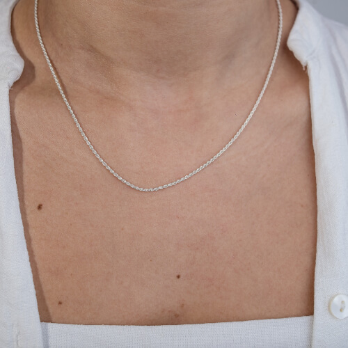 Modelo feminina usando um colar baiano em prata 925