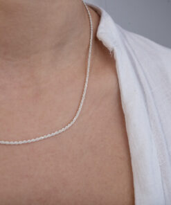 Modelo feminina usando um colar baiano em prata 925