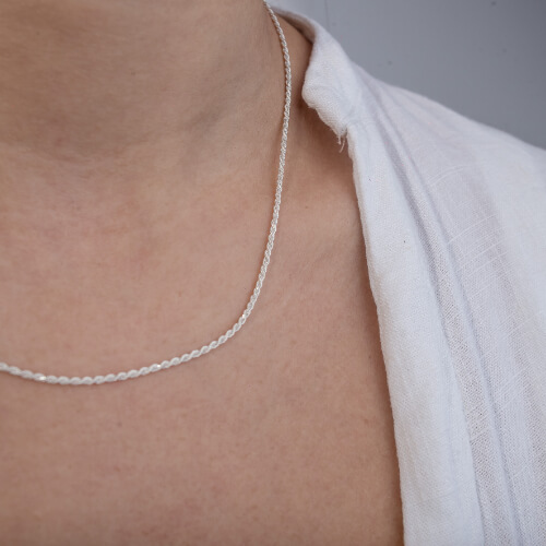 Modelo feminina usando um colar baiano em prata 925