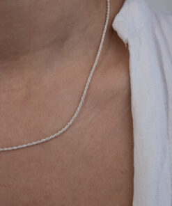 Modelo feminina usando um colar baiano em prata 925