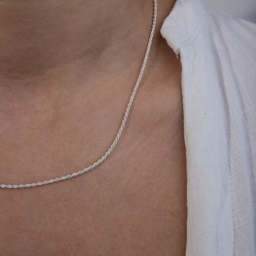 Modelo feminina usando um colar baiano em prata 925