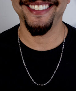 Modelo masculino usando um cordao de prata cadeado