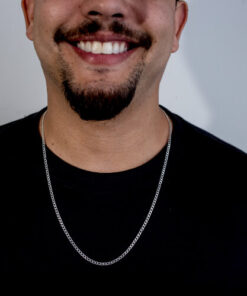 Modelo masculino usando um cordao de prata grumet