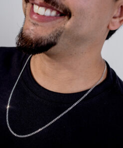 Modelo masculino usando um cordao de prata grumet