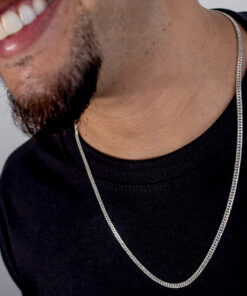 Modelo masculino usando um cordao de prata grumet duplo