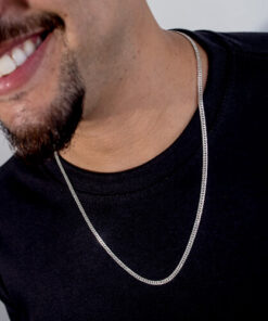 Modelo masculino usando um cordao de prata grumet duplo