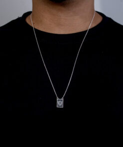 Modelo masculino usando Escapulario Botafogo de prata 925