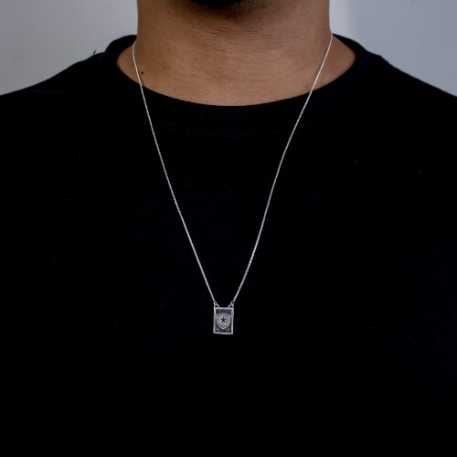 Modelo masculino usando Escapulario Botafogo de prata 925