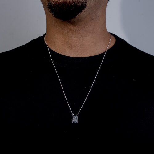 Modelo masculino usando Escapulario flamengo de prata 925