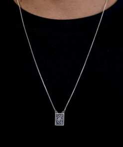 Modelo masculino usando Escapulario Fluminense de prata 925