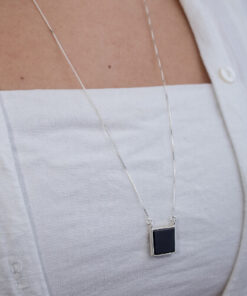 Modelo feminina usando Escapulario Olho de Tigre e Onix Quadrado de prata 925