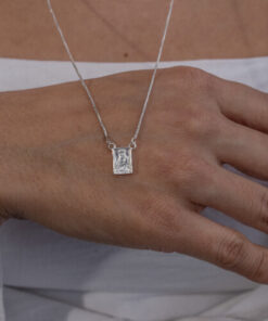 Modelo Feminina usando Escapulario Sagrado Coração e de Jesus e Maria de prata 925