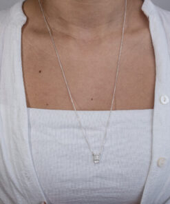 Modelo Feminina usando Escapulario Sagrado Coração e de Jesus e Maria de prata 925