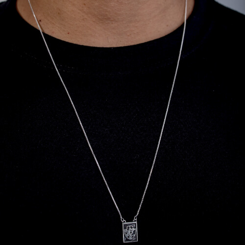 Modelo masculino usando Escapulario Vasco da Gama de prata 925