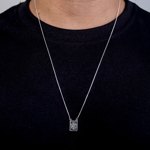 Modelo masculino usando Escapulario Vasco da Gama de prata 925