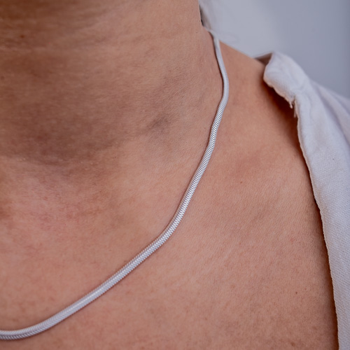 Modelo feminina usando um Colar rabo de rato 45cm