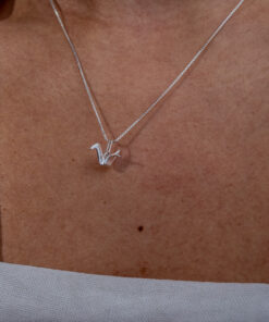 Modelo feminina usando um Colar Tsuru1