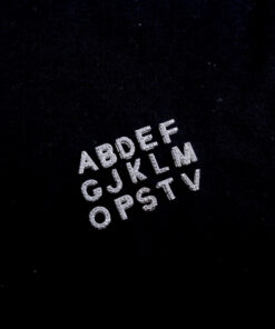 Pingentes letras com zirconia em fundo preto