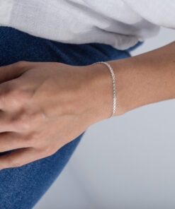 Modelo Feminina usando Pulseira Duetto Cadeado prata 925