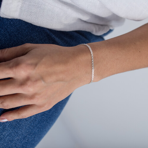 Modelo Feminina usando Pulseira Duetto Cadeado prata 925