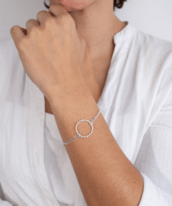 Modelo Feminina usando Pulseira Dupla Círculo Torcido prata 925