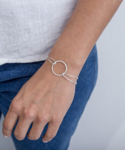Modelo Feminina usando Pulseira Dupla Círculo Torcido prata 925