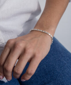 Modelo Feminina usando Pulseira Radiance prata 925